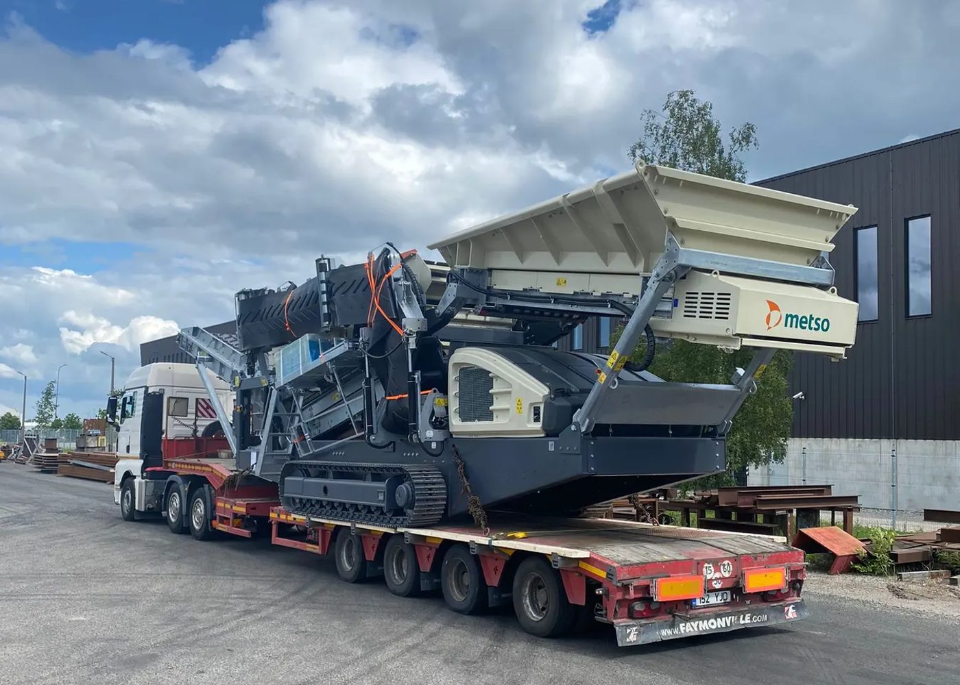 Metso-kross på Speedtrans lågbyggda trailer