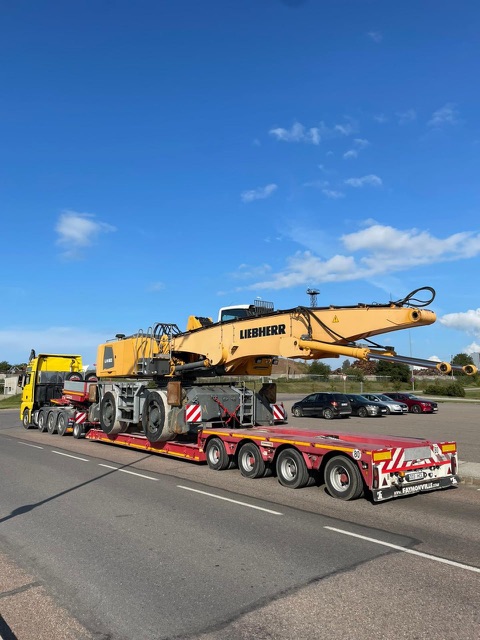 Автокран Liebherr на низкорамном трале Speedtrans