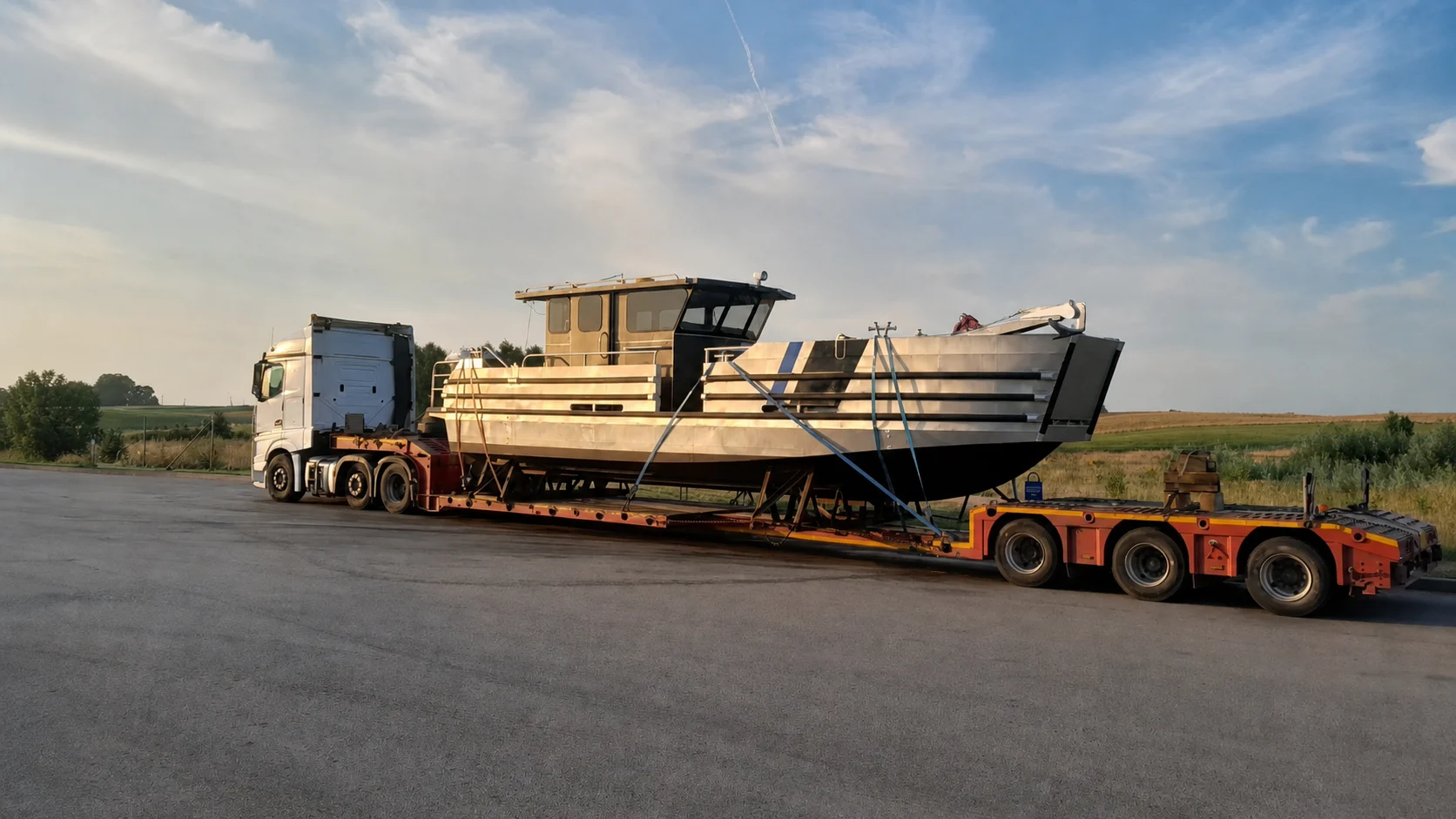 Крупногабаритные промышленные детали на низкорамном трале Speedtrans